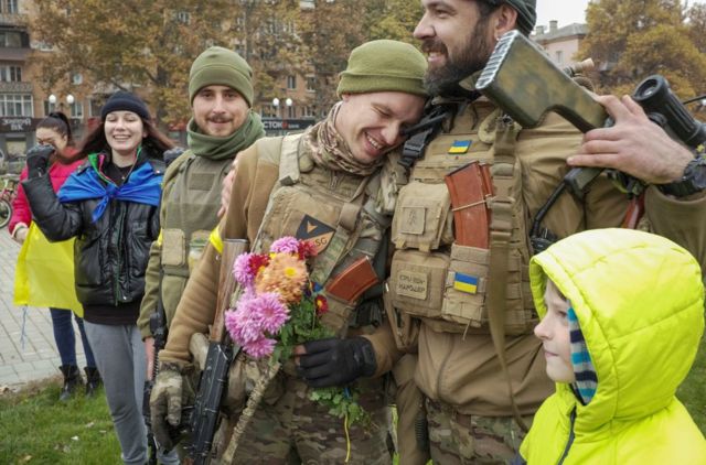Người dân địa phương chào đón các binh sĩ Ukraine khi Nga rút quân khỏi Kherson 