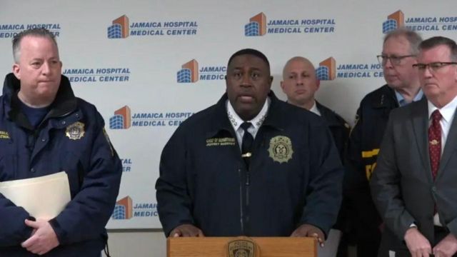 Chefe do Departamento de Polícia de Nova York, Jeff Maddrey, em entrevista coletiva no Hospital Jamaica, em NY