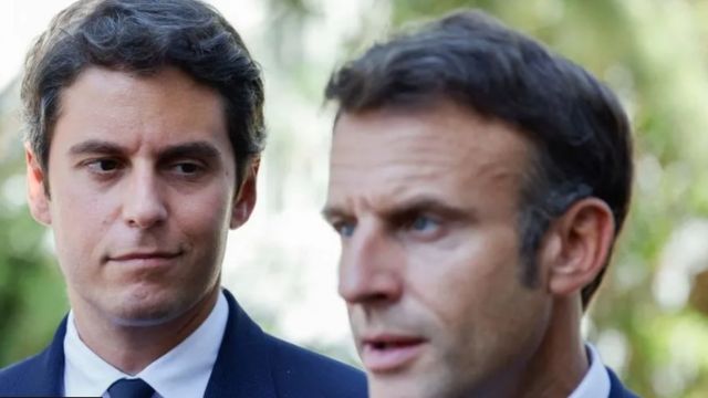 Gabriel Attal observando Macron