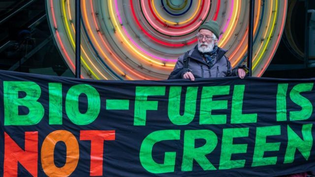 "Biocombustível não é 'verde'", diz faixa de protesto ambiental em Londres