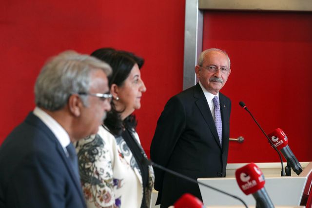 Cumhuriyet Halk Partisi Genel Başkanı Kemal Kılıçdaroğlu, Halkların Demokratik Partisi Eş Genel Başkanları Pervin Buldan ve Mithat Sancar ile ortak basın açıklaması gerçekleştirdi.