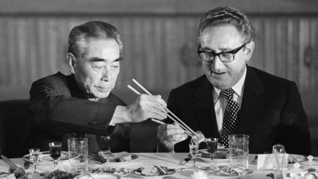 Henry Kissinger e o primeiro-ministro chinês Zhou Enlai comendo