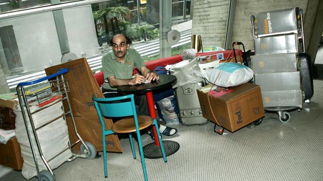 விமானநிலையத்தில் மெஹ்ரான் கரிமி நாசேரி