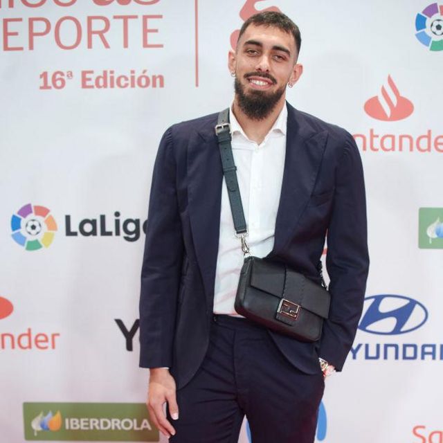 Borja Iglesias con bolso