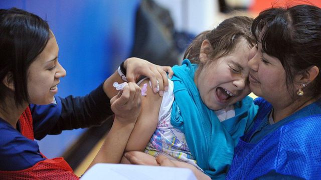 Девочка кричит от боли в ходе прививки