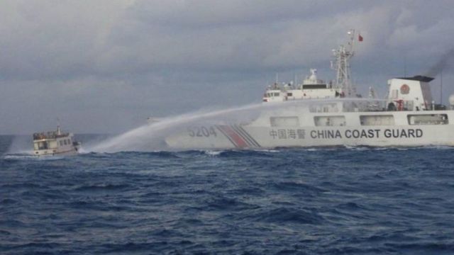 Philippines cáo buộc Trung Quốc đã dùng vòi rồng gây "thiệt hại nghiêm trọng" cho động cơ của một tàu Philippines