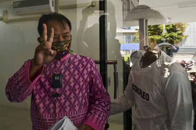 ศ﻿รีสุวรณ ชูมือว่ายังสบายดี หลังเกิดเหตุ