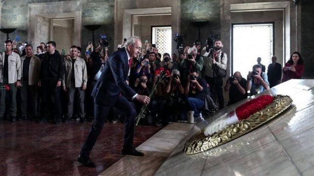 Kemal Kuluchdarulu visited the tomb of Kemal Atatürk, the founder of modern secular Turkey, before the vote.