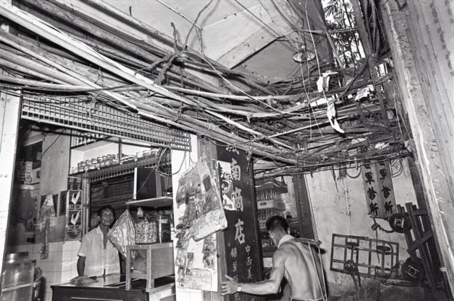 Dos hombres en el interior de una tienda en Kowloon