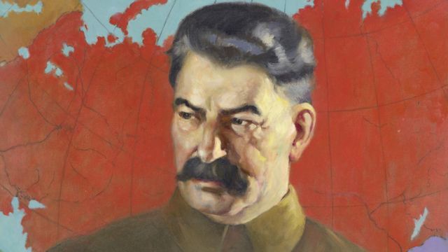 Pintura de Stalin em frente a um mapa da União Soviética