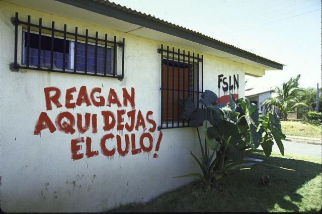 Pichações contra o presidente norte-americano Ronald Reagan na Nicarágua