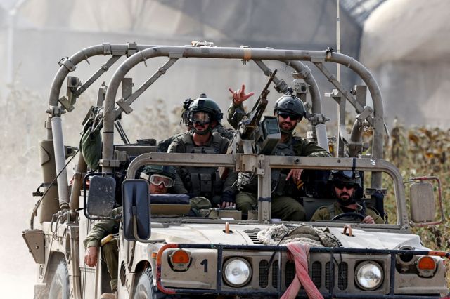 Soldados israelíes en un vehículo.