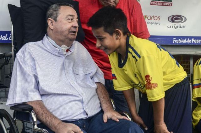Luis Fernando Montoya habla con niños