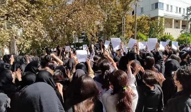 دانشجویان دختر در اعتراض‌های سال گذشته بارها با برداشتن روسری و مقنعه خود، اعتراضشان را نشان دادند