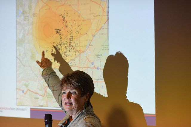 Una mujer en una charla de downwinders en Colorado