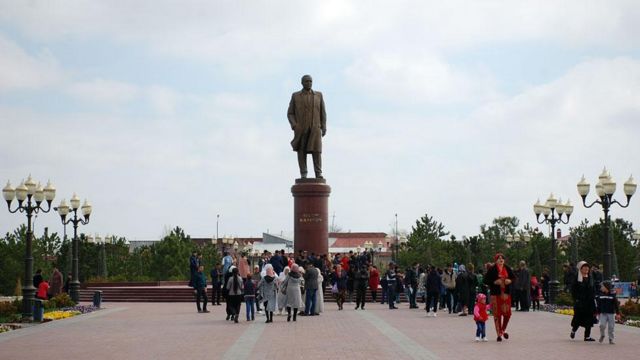 مجسمه اسلام کریمف (۱۹۳۸-۲۰۱۶)، اولین رئیس‌جمهور ازبکستان بعد از فروپاشی شوروی، شهر سمرقند