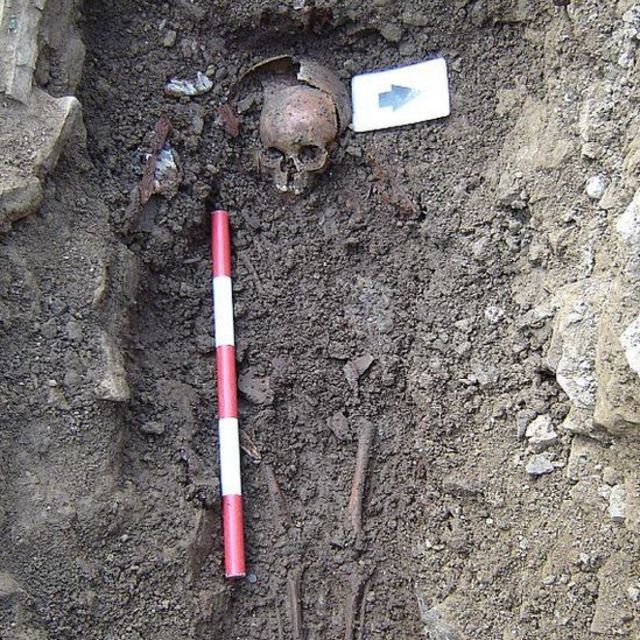 Esqueleto de um menor no local da escavação
