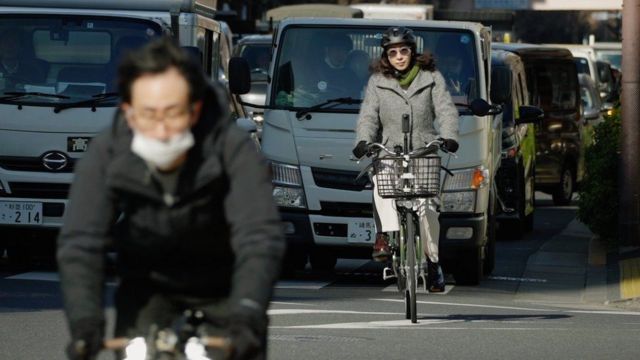 自転車に乗って街路を走る岸本市長