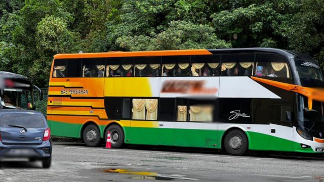 Bus yang menunggu penumpang dari kapal.