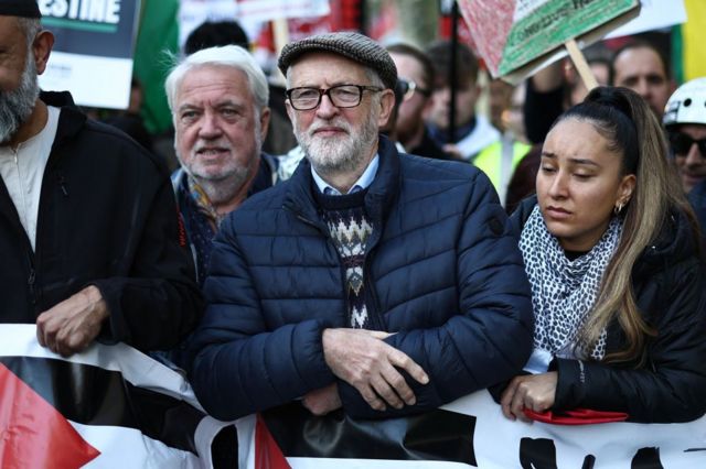 İngiltere'nin ana muhalefetteki İşçi Partisi'nin eski lideri Jeremy Corbyn de yürüyüşe katılıyor