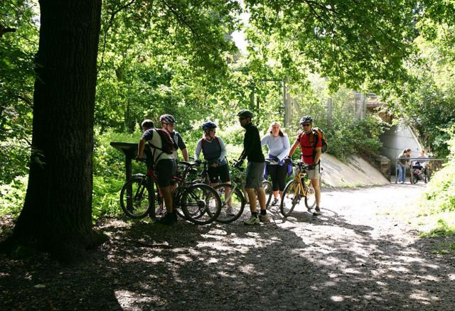 Ciclistas em Petts Wood, no sudeste de Londres, o local onde William Willett estava andando a cavalo quando teve a ideia do horário de verão