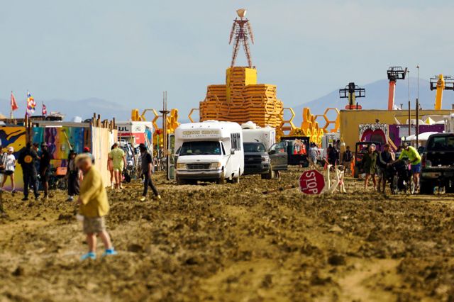 La estructura Man, que normalmente se quema el sábado por la noche, se cierne sobre el campamento de Burning Man después de que una fuerte tormenta dejara a decenas de miles de asistentes al festival anual varados en el barro en Black Rock City, en el desierto de Nevada.