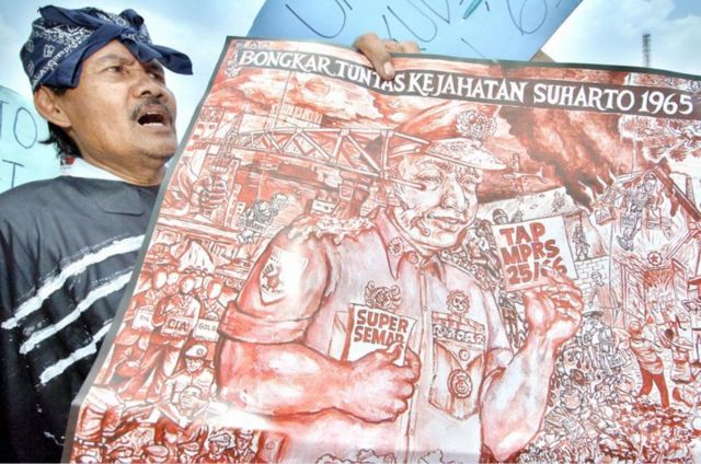 Unjuk rasa menuntut mantan Presiden Suharto agar diadili terkait pelanggaran HAM berat di masa Orba, 28 September 2005, di depan Istana Merdeka, Jakarta.