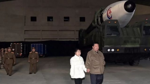 رهبر کره شمالی همراه با دخترش، موشکی در پست سر آنهاست