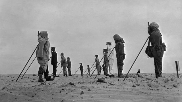 Maniquíes instalados en Argelia, antes de la tercera prueba de bomba atómica de Francia en 1960.