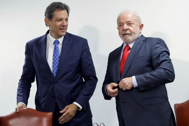 O ministro da Fazenda, Fernando Haddad, ao lado do presidente Luiz Inácio Lula da Silva