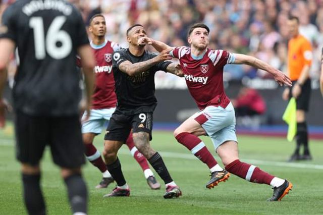 Arsenal blow lead again in damaging West Ham draw