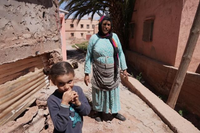 مواطنة مغربية تدعى فطيمة انهار منزلها عقب الزلزال في قرية أسني
