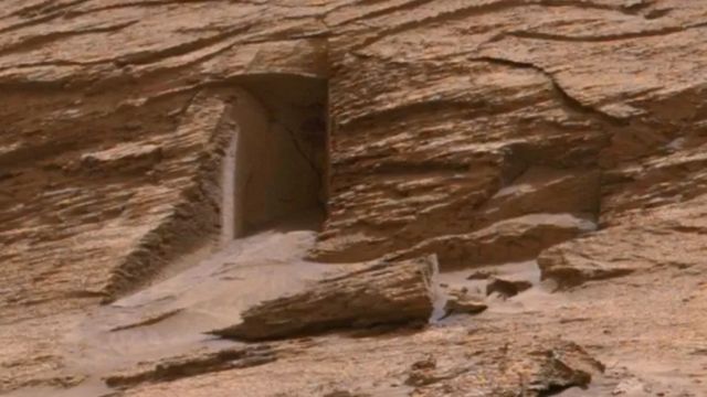 Enlarged picture of a stone hole shaped like an entrance door  found on the hill of Mars