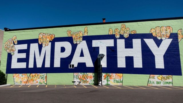Grafite em parede no qual se lê a palavra 'empatia' em inglês