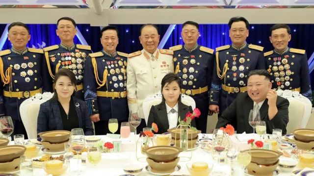 Gumzo liliibuka wakati Kim Ju-ae alipopewa nafasi  ya kukaa kati ya babake Kim Jong-Un na mkewe Ri Sol-Ju wakiwa kwenye karamu ya kijeshi.