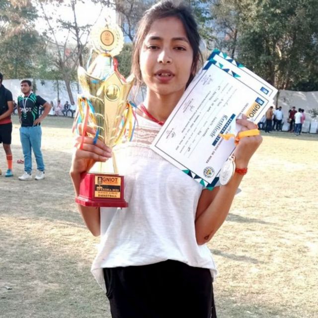 உபி காவல் துறை செயலிழப்பு , நிதி திரட்டிக் குடும்பத்துக்கு உதவும் நண்பர்கள்