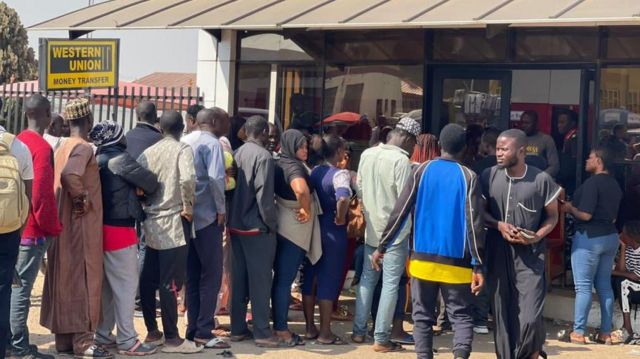 Jama'a a layin cirar kudi a ATM