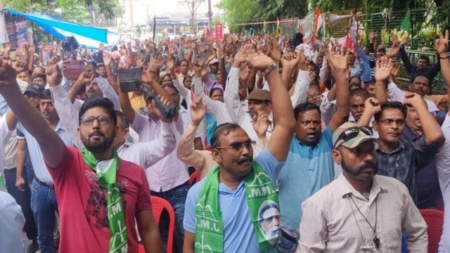டீ, இட்லி விற்கும் அவலம்