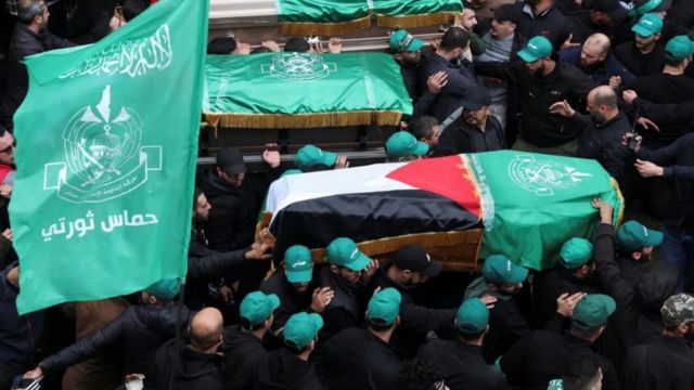صالح العاروری،‌ یکی از رهبران ارشد حماس در حمله‌ای به جنوب لبنان در کنار دو فرمانده دیگر این گروه کشته شد