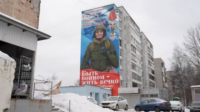 imagem de soldado russo pintado na lateral de prédio
