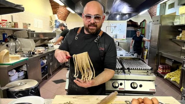 El chef Simone Loddo hace pasta con harina de grillos y la sirve a sus clientes en su restaurante cerca de Turín.