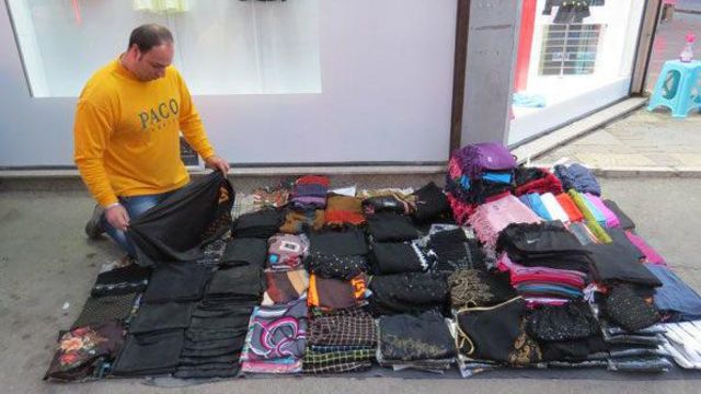 امید ستایش‌پور، قهرمان پاورلیفتینگ، از ورزشکارانی بود که برای تامین مخارجش مشغول دستفروشی شد