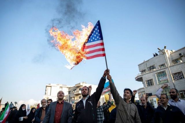Drapeu américain brûlé lors d'une manifestation
