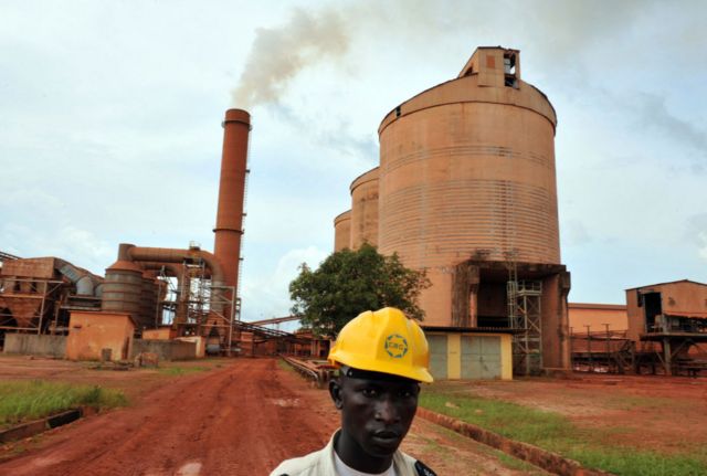 Um técnico caminha pela fábrica de bauxita da maior empresa de mineração da Guiné Em Kamsar