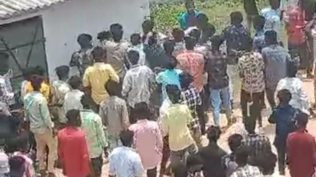 அம்பேத்கர் புகைப்படத்தை வைத்திருந்த மாணவனை சக மாணவர்கள் தாக்கினார்களா? 