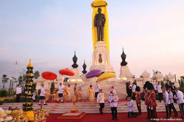 ในหลวง-พระราชินีเสด็จฯ เปิดพระบรมราชานุสาวรีย์ ร.9 - BBC News ไทย