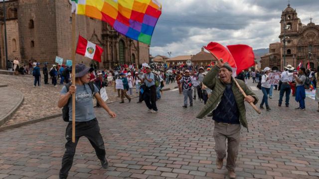 Peru'nun yerli halkları protesto ediyor