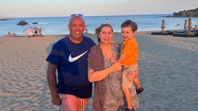 Simon Wheatley ailesiyle birlikte Rodos'ta tatil yapıyordu - bu plaj daha sonra yangında yandı