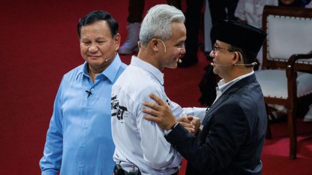 Capres nomor urut satu Anies Baswedan, Capres nomor urut dua Prabowo Subianto dan Capres nomor urut tiga Ganjar Pranowo berpegangan tangan usai beradu gagasan dalam debat perdana Capres dan Cawapres 2024 di Gedung KPU, Jakarta, Selasa (12/12/2023).