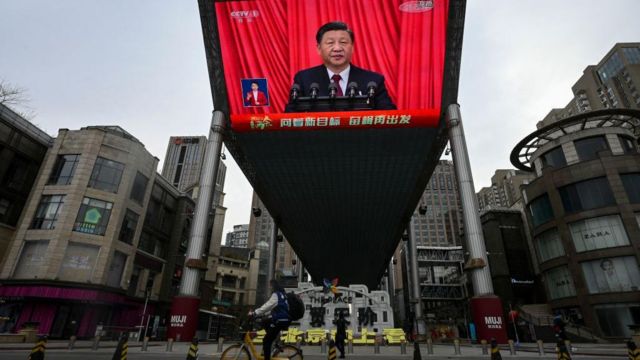 Pekin'de bir dev ekranda Çin lideri Şi Cinping